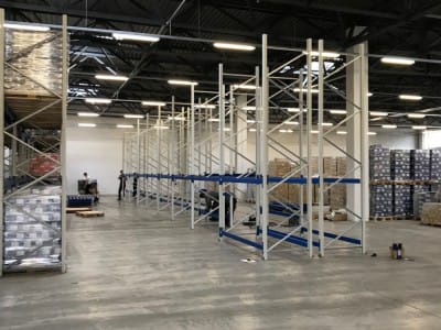 Поставка и монтаж складских стеллажных систем для размещения 603 паллет на складе компании «Каравела».2